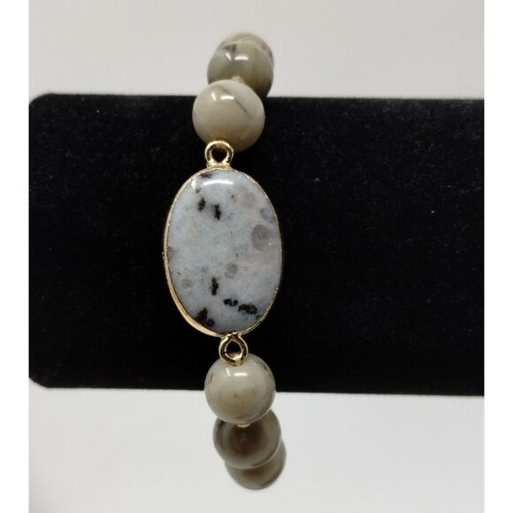 Beautiful Unisex Bracelet Green 10MM Beads Oval Stone Approx 17mm x 23mm Stretch - Picture 1 of 12